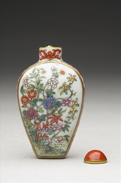 粉彩花卉紋鼻煙壺