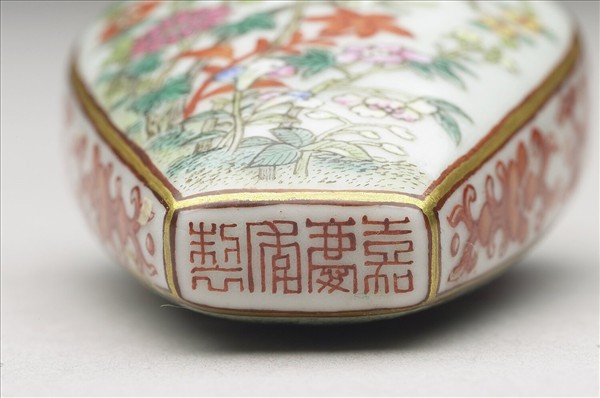 粉彩花卉紋鼻煙壺