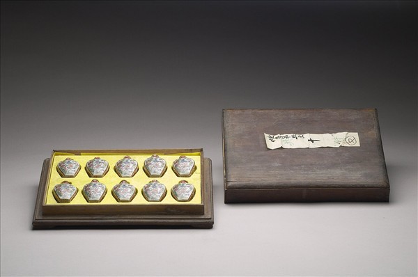 粉彩花卉紋鼻煙壺