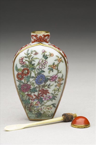 粉彩花卉紋鼻煙壺