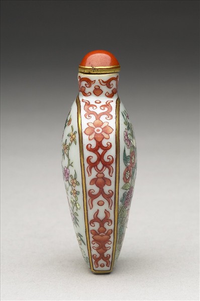 粉彩花卉紋鼻煙壺