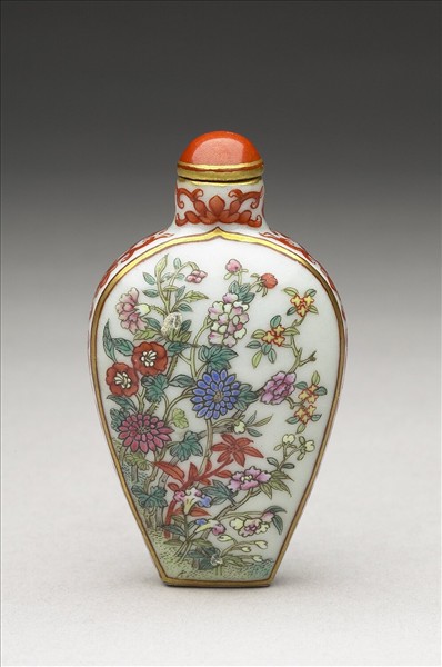 粉彩花卉紋鼻煙壺