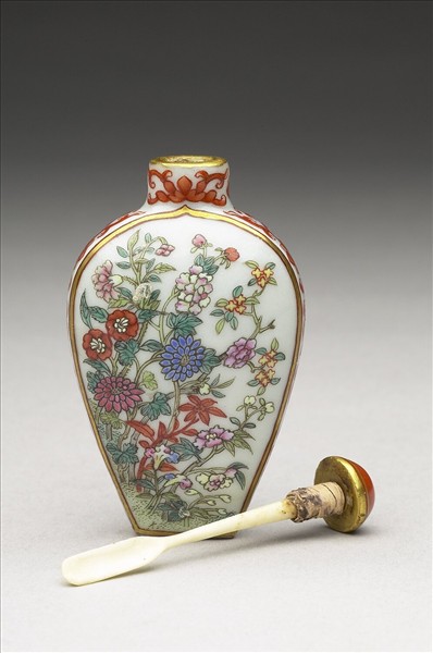 粉彩花卉紋鼻煙壺