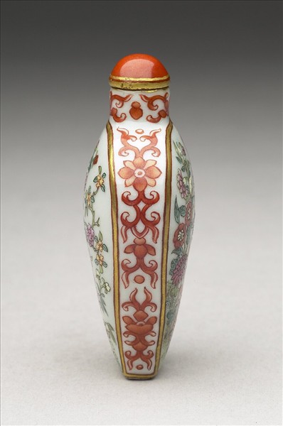 粉彩花卉紋鼻煙壺