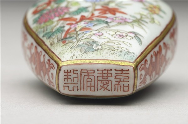 粉彩花卉紋鼻煙壺