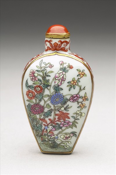 粉彩花卉紋鼻煙壺