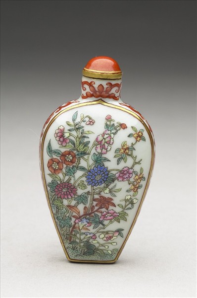 粉彩花卉紋鼻煙壺