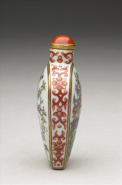 粉彩花卉紋鼻煙壺