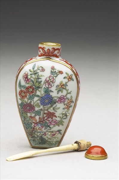 粉彩花卉紋鼻煙壺