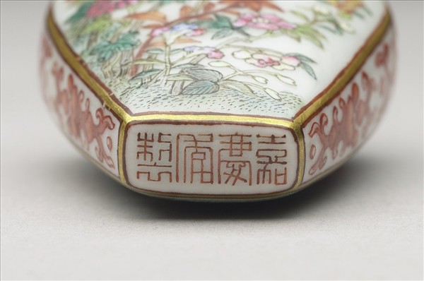 粉彩花卉紋鼻煙壺