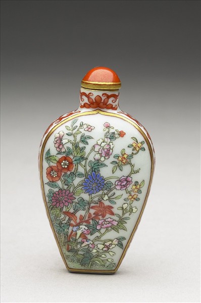 粉彩花卉紋鼻煙壺