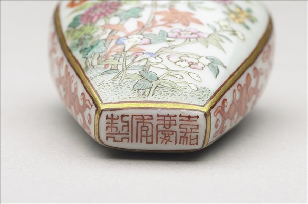 粉彩花卉紋鼻煙壺