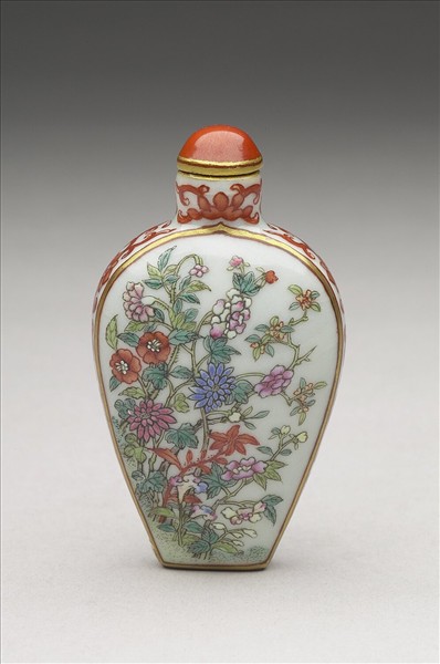 粉彩花卉紋鼻煙壺