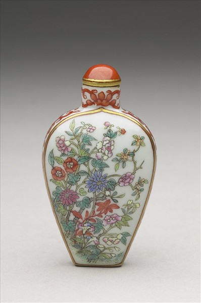 粉彩花卉紋鼻煙壺