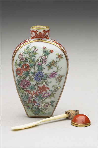 粉彩花卉紋鼻煙壺
