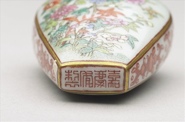 粉彩花卉紋鼻煙壺