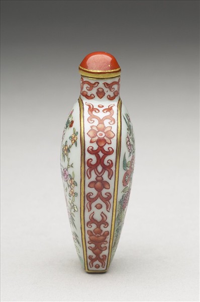 粉彩花卉紋鼻煙壺