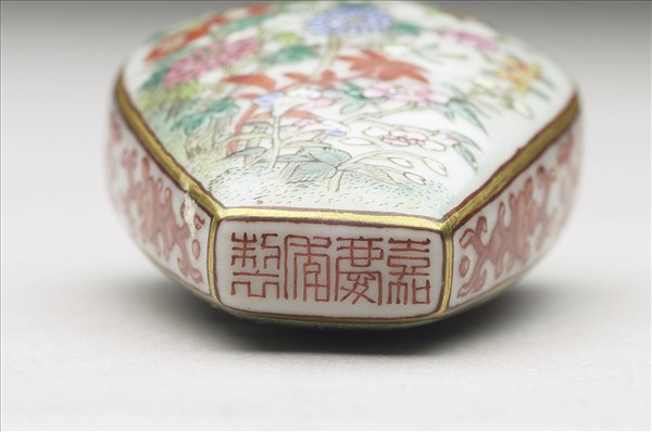 粉彩花卉紋鼻煙壺