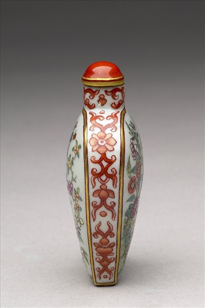 粉彩花卉紋鼻煙壺