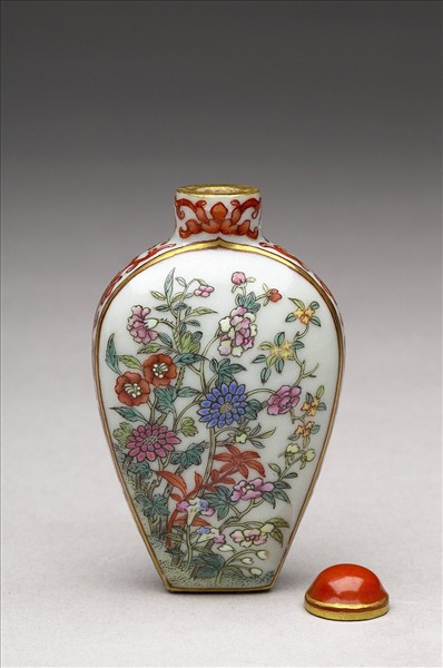 粉彩花卉紋鼻煙壺