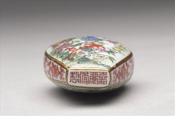 粉彩花卉紋鼻煙壺