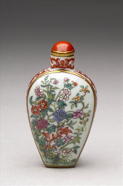 粉彩花卉紋鼻煙壺