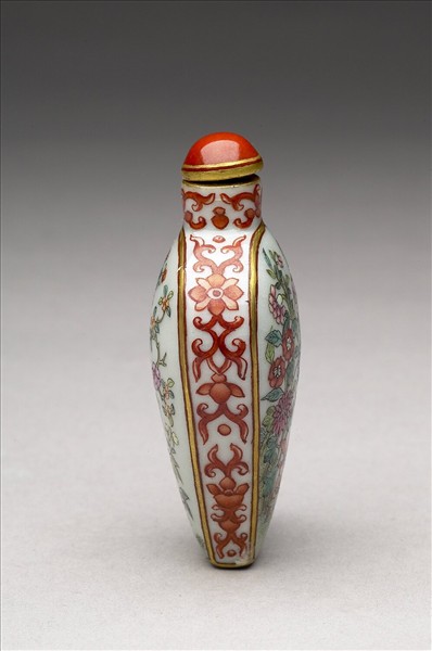 粉彩花卉紋鼻煙壺