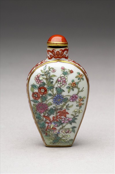 粉彩花卉紋鼻煙壺