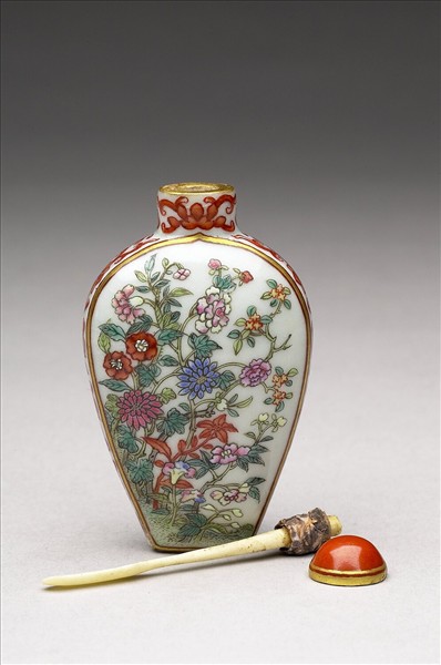 粉彩花卉紋鼻煙壺