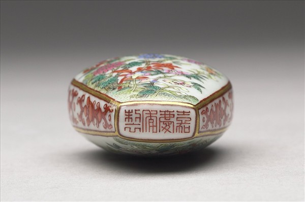 粉彩花卉紋鼻煙壺