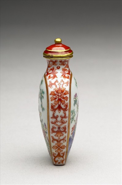 粉彩花卉紋鼻煙壺