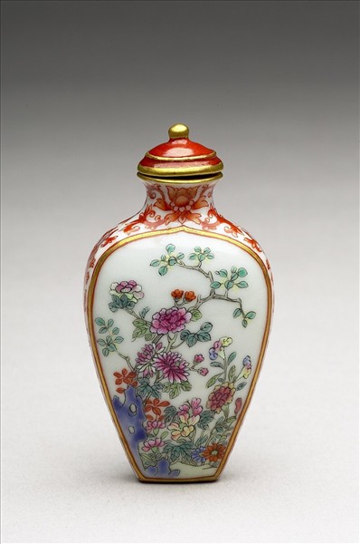 粉彩花卉紋鼻煙壺