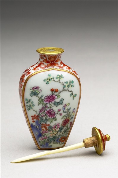 粉彩花卉紋鼻煙壺