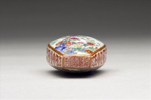 粉彩花卉紋鼻煙壺