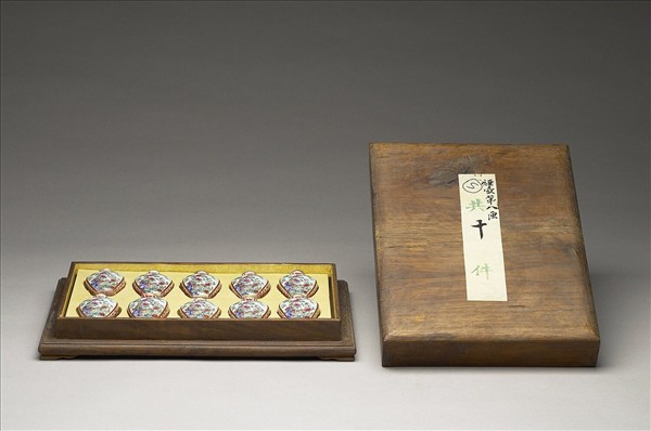 粉彩花卉紋鼻煙壺