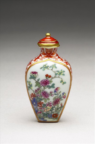 粉彩花卉紋鼻煙壺