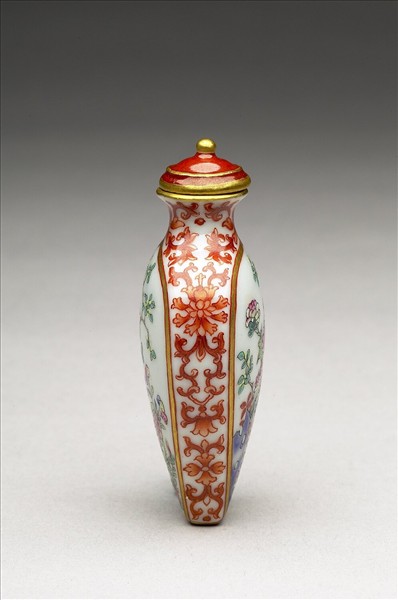 粉彩花卉紋鼻煙壺