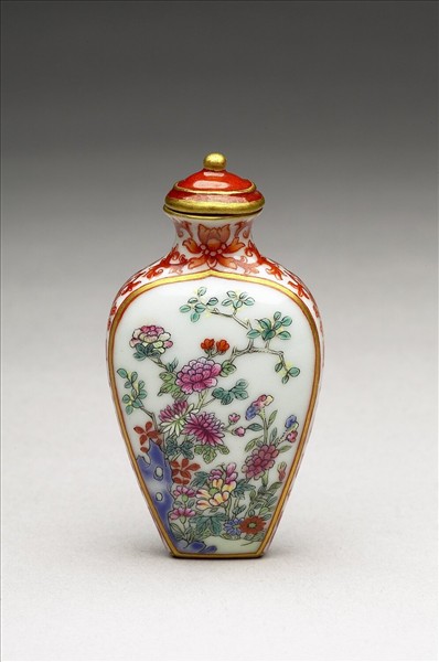 粉彩花卉紋鼻煙壺