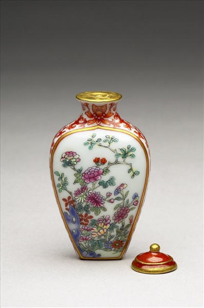 粉彩花卉紋鼻煙壺