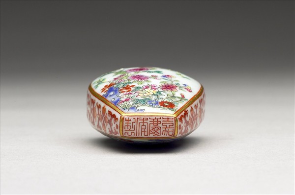 粉彩花卉紋鼻煙壺