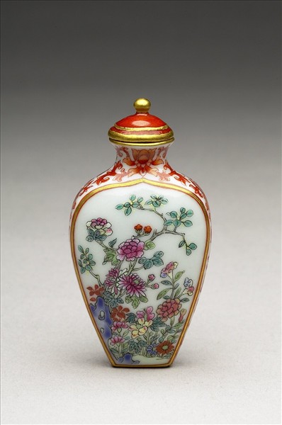 粉彩花卉紋鼻煙壺