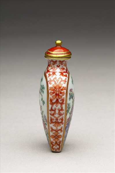 粉彩花卉紋鼻煙壺