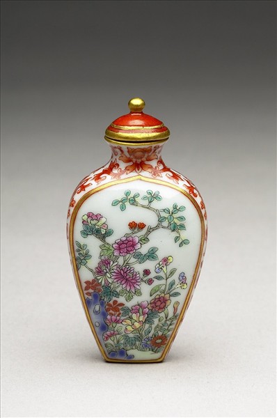 粉彩花卉紋鼻煙壺