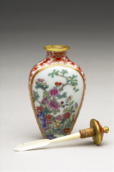 粉彩花卉紋鼻煙壺