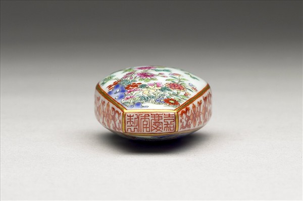 粉彩花卉紋鼻煙壺