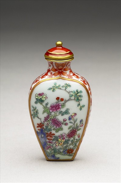 粉彩花卉紋鼻煙壺