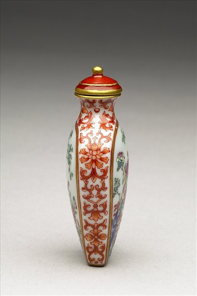 粉彩花卉紋鼻煙壺