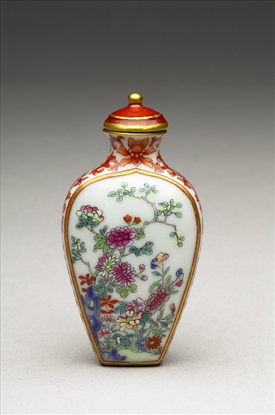 粉彩花卉紋鼻煙壺