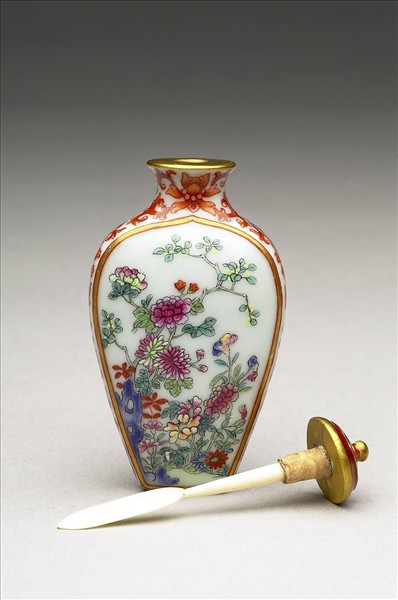 粉彩花卉紋鼻煙壺