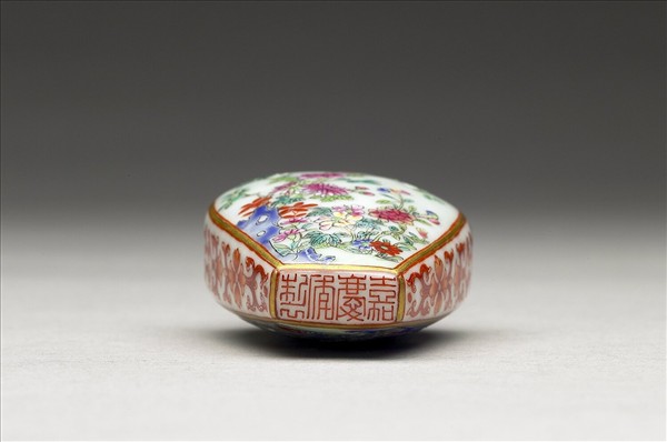 粉彩花卉紋鼻煙壺